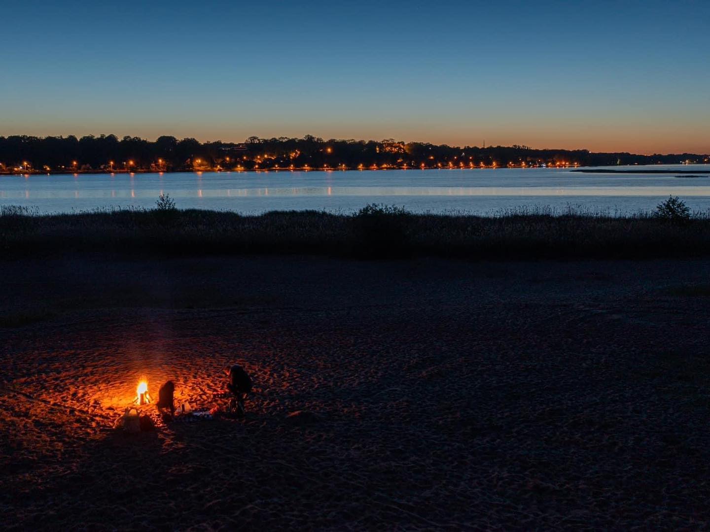 Ognisko na plaży w Arciechowie po zmroku